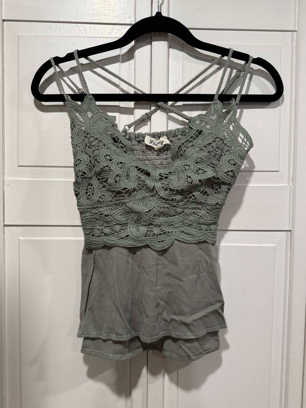 Listicle tank top size small EUC